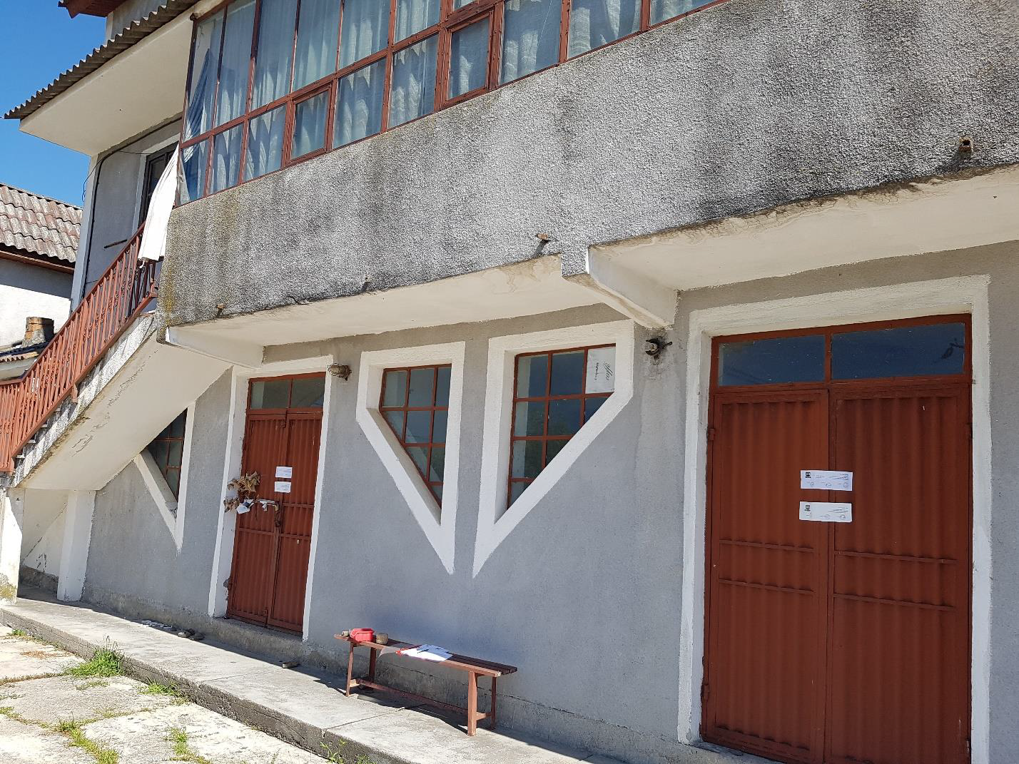 Fațada clădirii Strango Service
