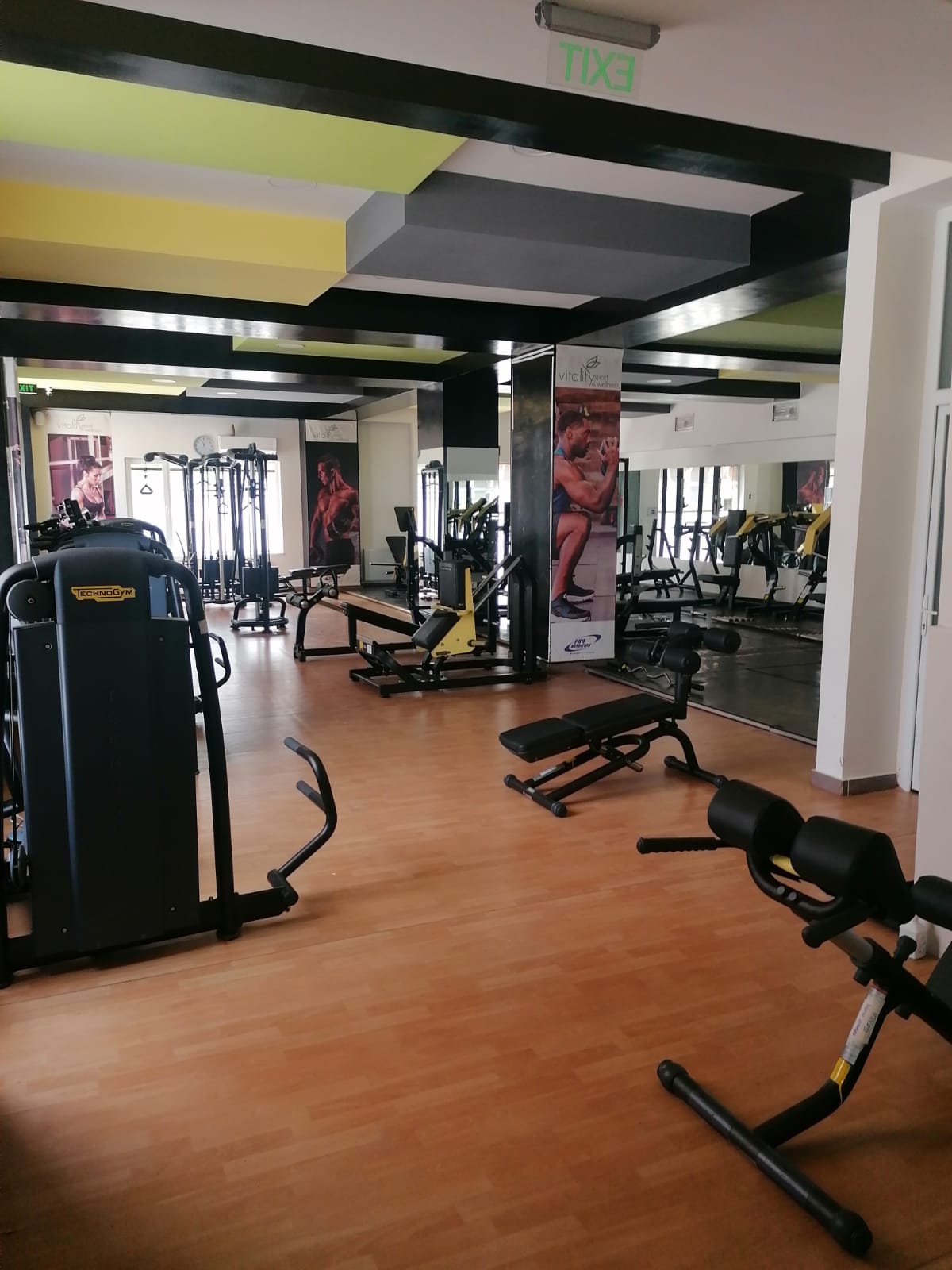 Vedere a sălii cu aparate de fitness din Pitești