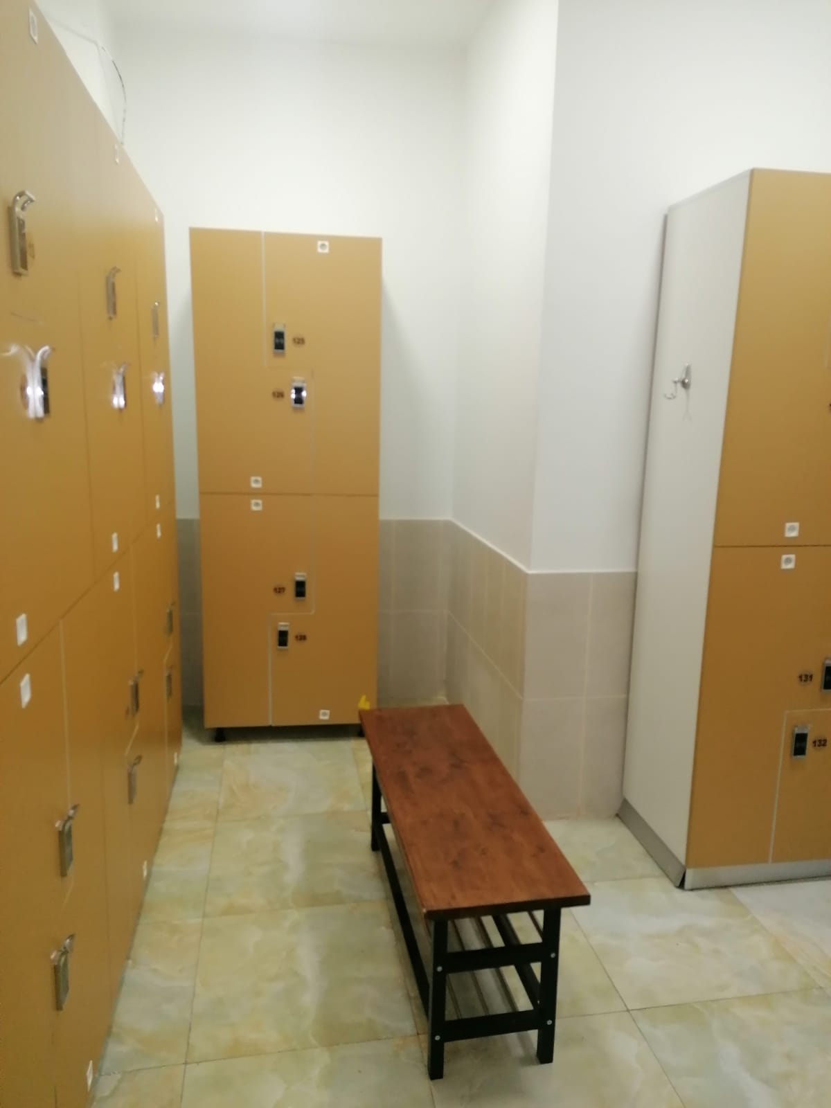 Dulapuri și bănci în vestiarul centrului din Pitești