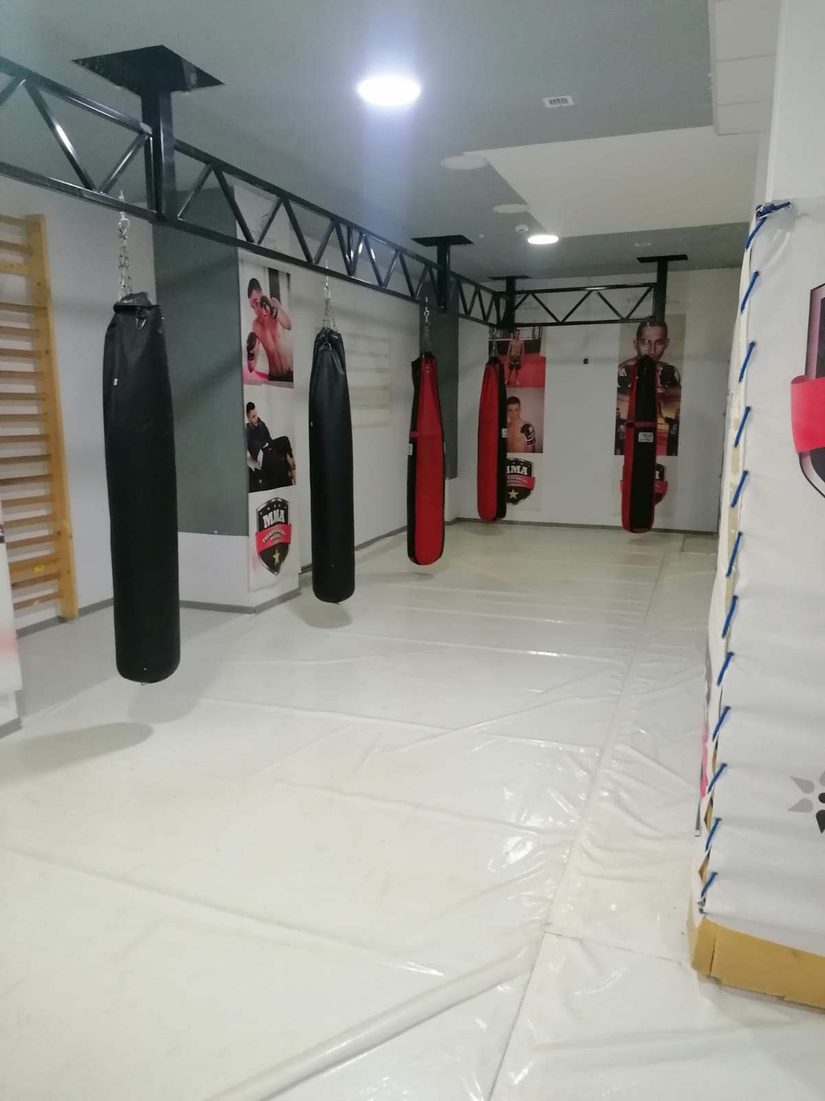 Sala de antrenament cu saci de box din Pitești