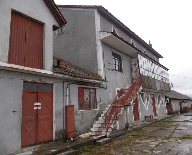 Vedere laterală a clădirii Strango Service