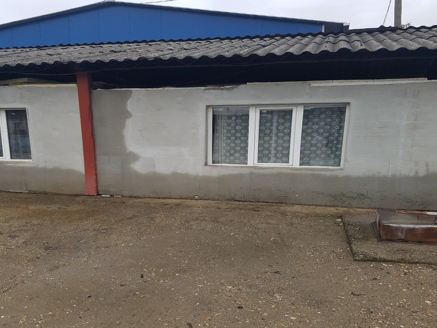 Fațada unei construcții din spațiul industrial din Bistrița