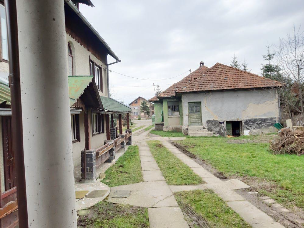 Accesul în curtea proprietății din Vama