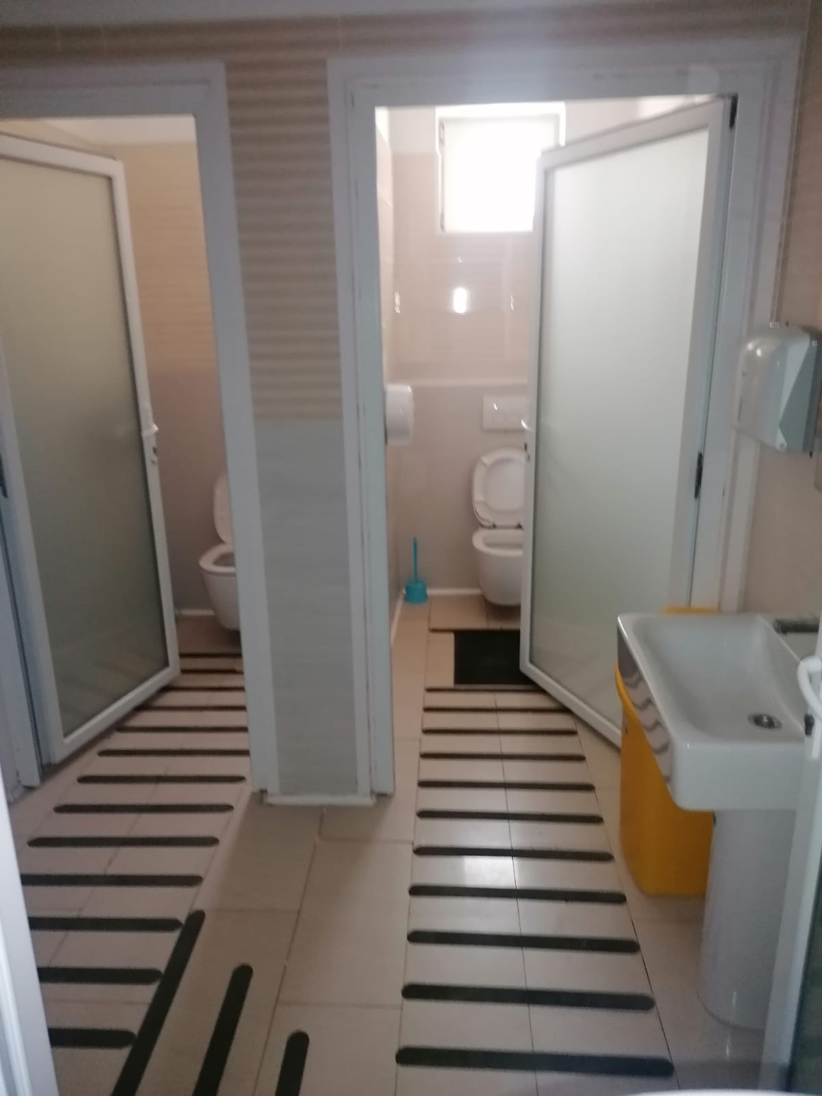 Cabinele de duș ale centrului din Pitești